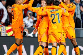 包含里程碑夜皇家马德里止住颓势，西甲赛前刷纪录，态度坚定，控场能力受关注的词条